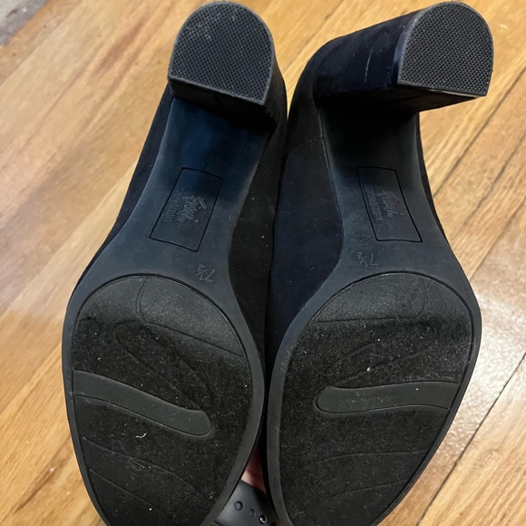 Black heels - Picture 3 of 5